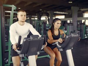 Confidentgym_Sports couple in a sportswear training in a gym Begeleiding bij het behalen van jouw doelstellingen